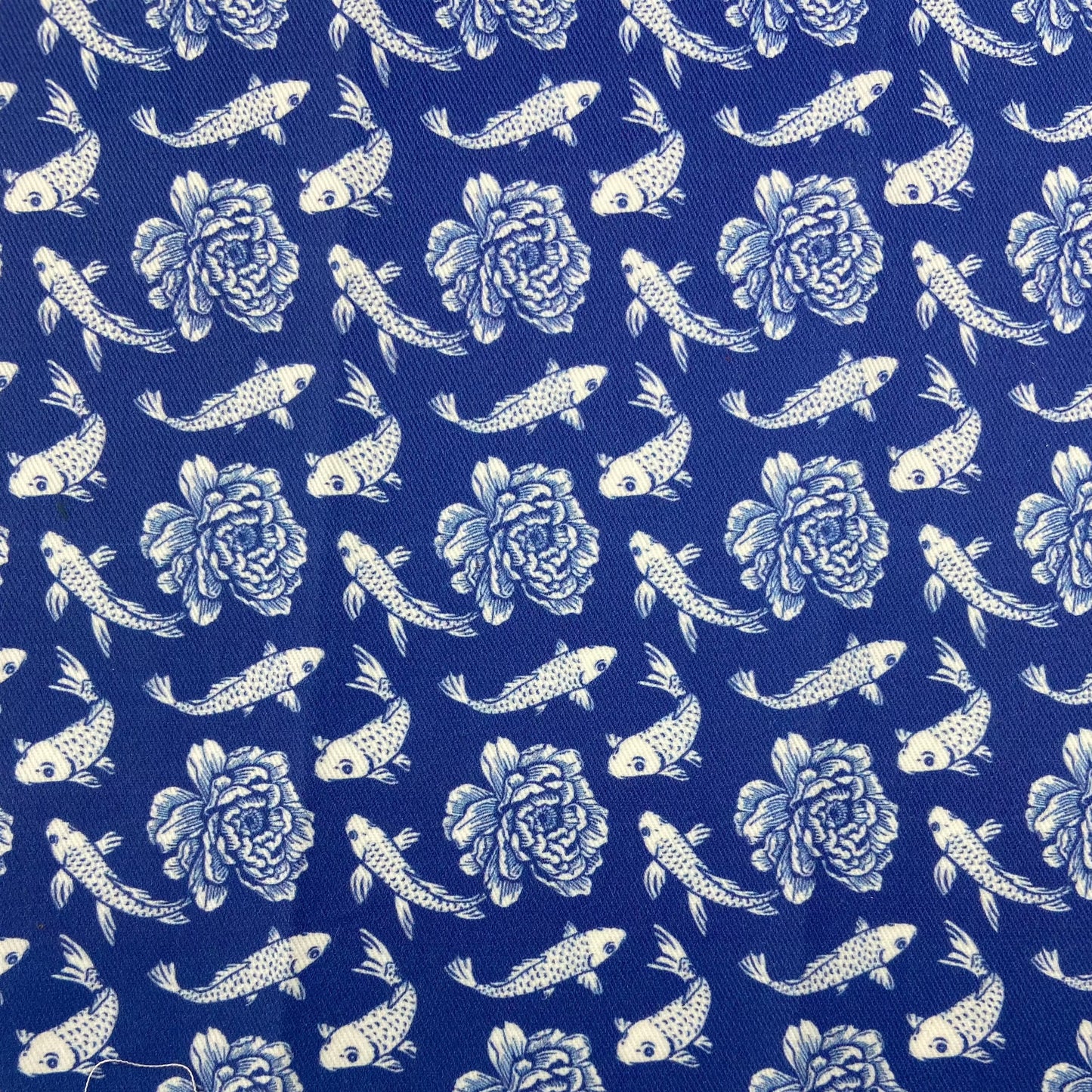 Sergé de coton imprimé motif poisson japonais et nénuphar blancs sur fond bleu Klein Majorelle bleu roi Indigo Koi fish pond Japan