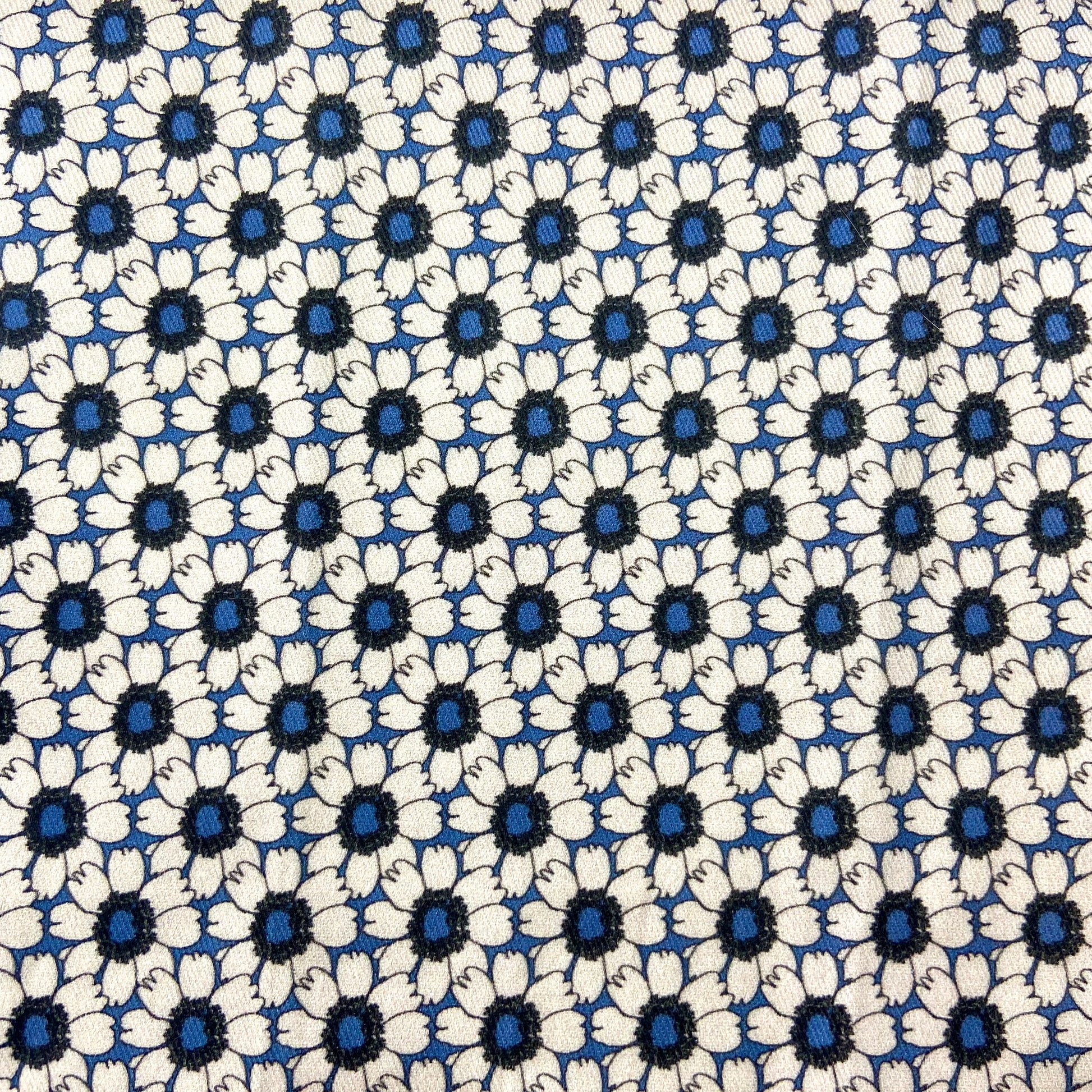Sergé de coton imprimé à motif fleuri fleurs blanches écru sur fond bleu asters marguerites dahlias bleu roi romantique régulier élégant 