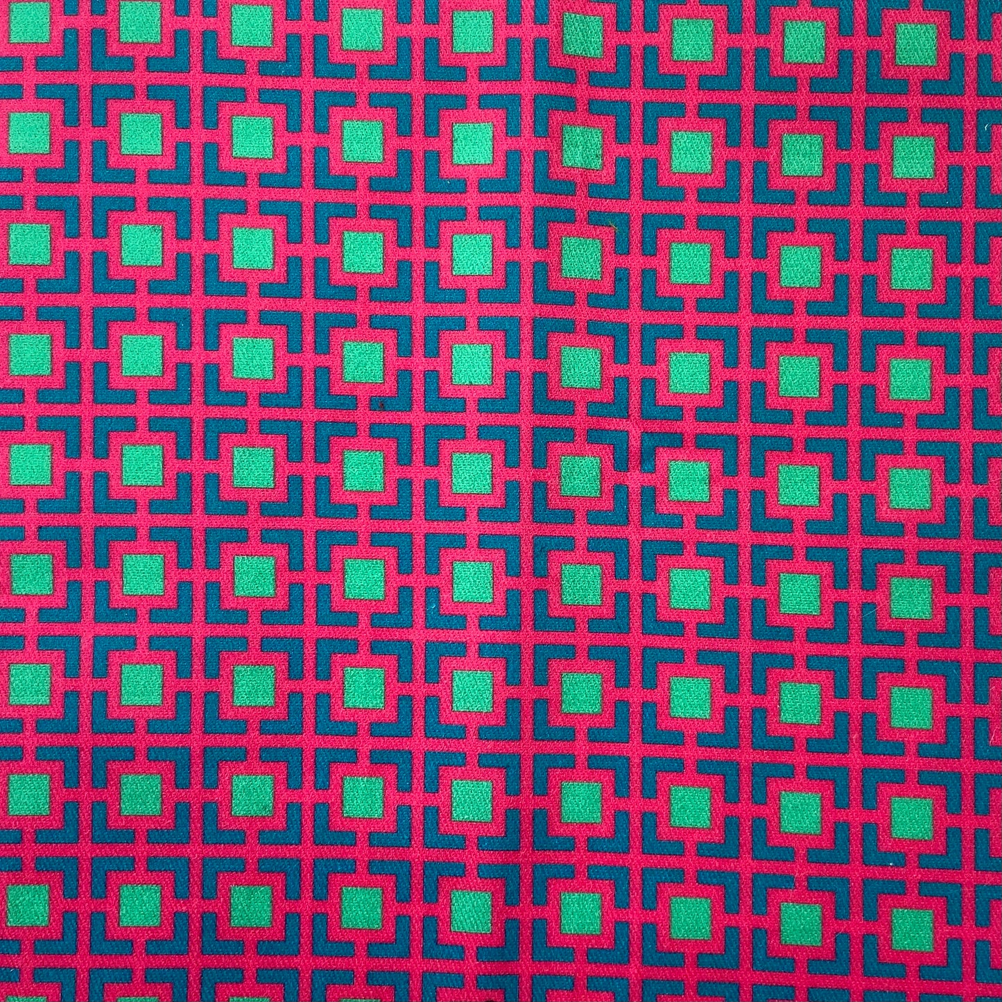 Sergé de coton imprimé motif carrés très colros fuschia bleu canadr paon turquoise vert d'eau contratse géométrique Cour Carrée dessin de jardins symétriques pop flashy rose vif vivid pink