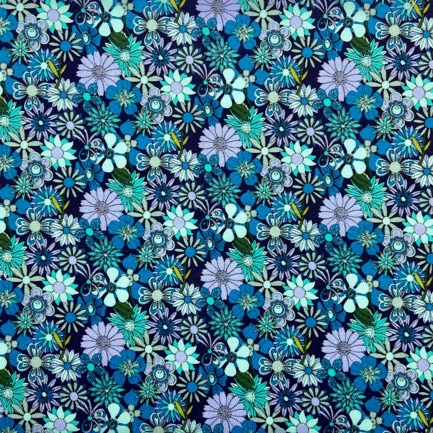 Sergé de coton imprimé motif fleurs camaieu de bleus bleu paon mauve turquoise fleurs asters marguerites fond marin années 70 vintage rétro coloré vif