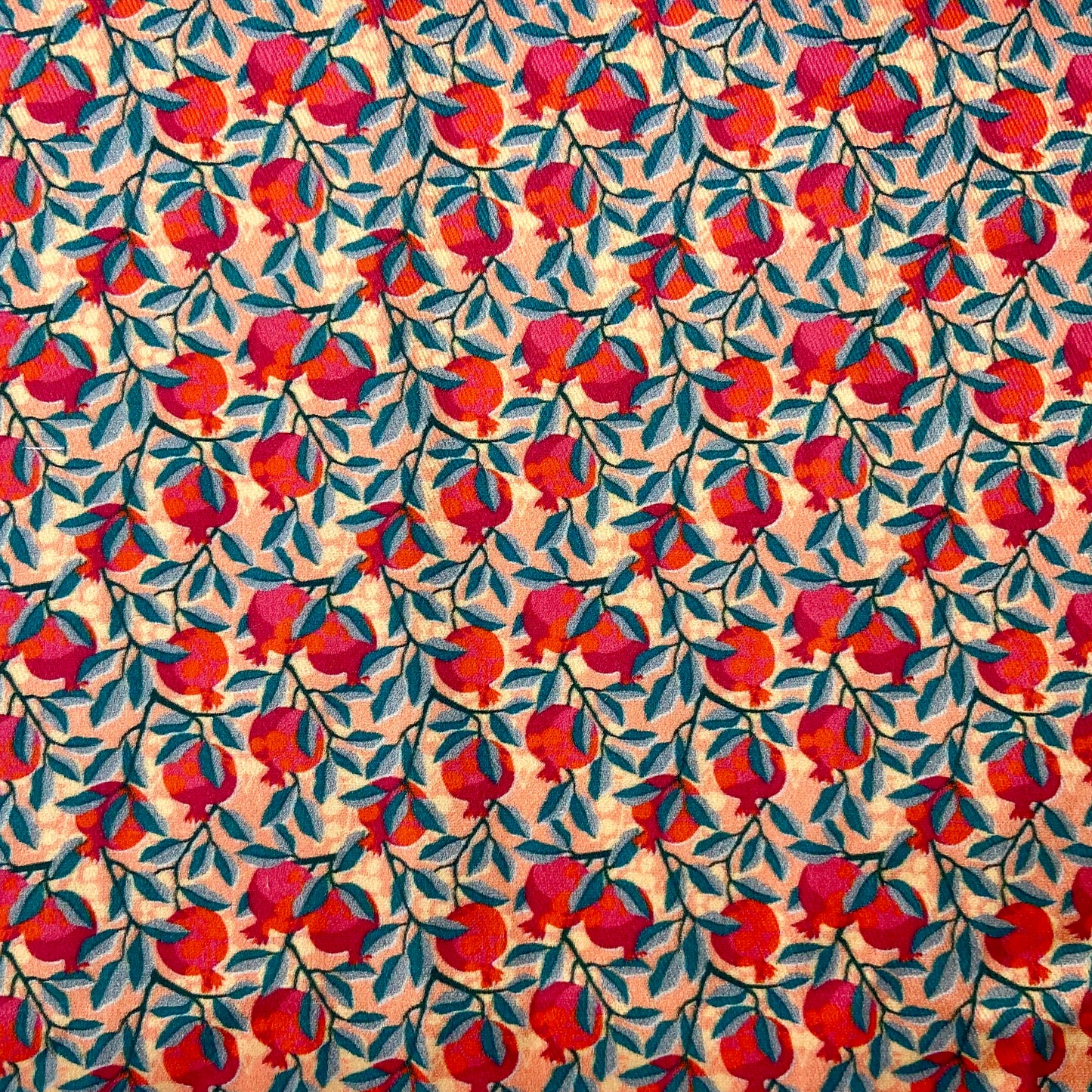 Sergé de coton imprimé motif grenades rouge orange et rose fuchsia sur fond corail feuilles bleues petits motifs adorables fleurs feuilles fruits gai coloré 