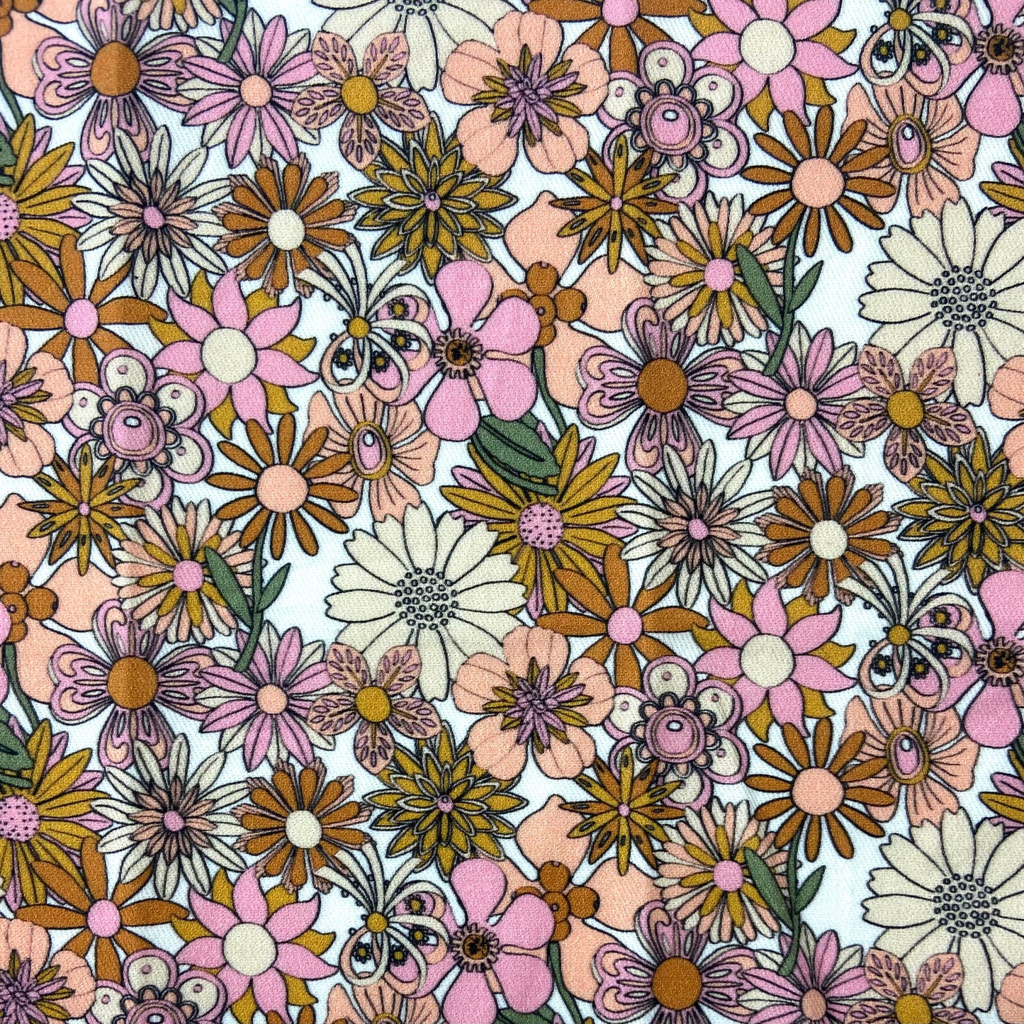 Sergé de coton imprimé fleurs vintage années 70 flower power sur fond blanc fleurs roses corail pêche aster marguerites dahlia daisies