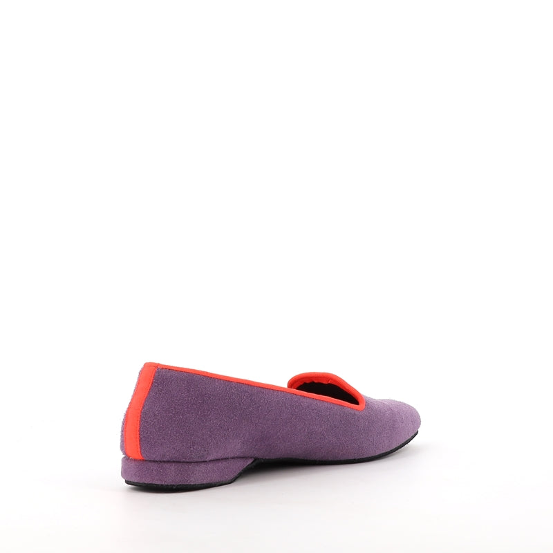 Slippers VOLUBILIS PARIS en cuir de couleur lilas, pour allier confort et élégance à la maison.