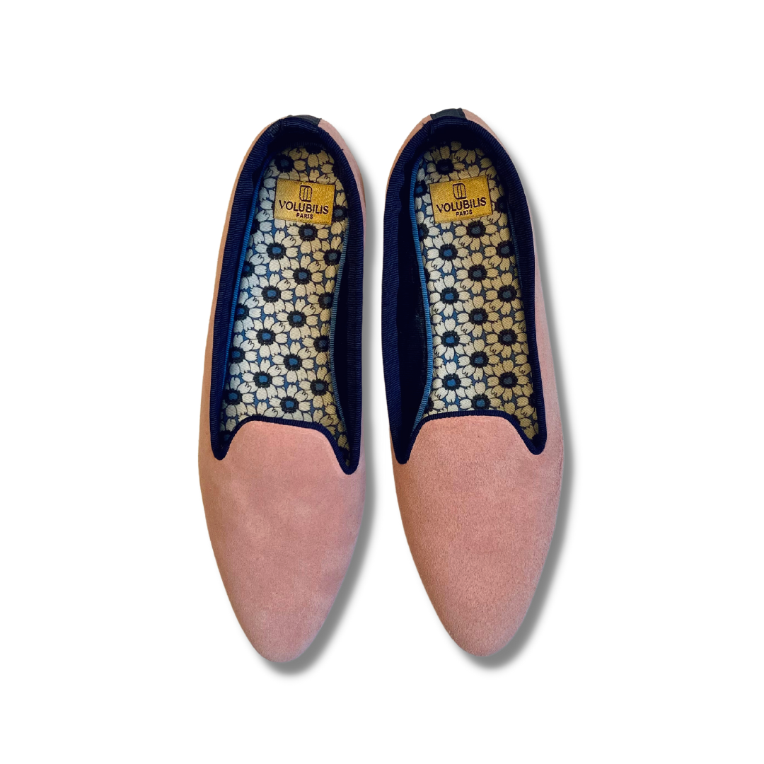 Slippers en cuir rose PIA, semelle intérieure motif fleuri écru et bleu. Leather slippers with inner sole in coton, blue and white floral pattern 