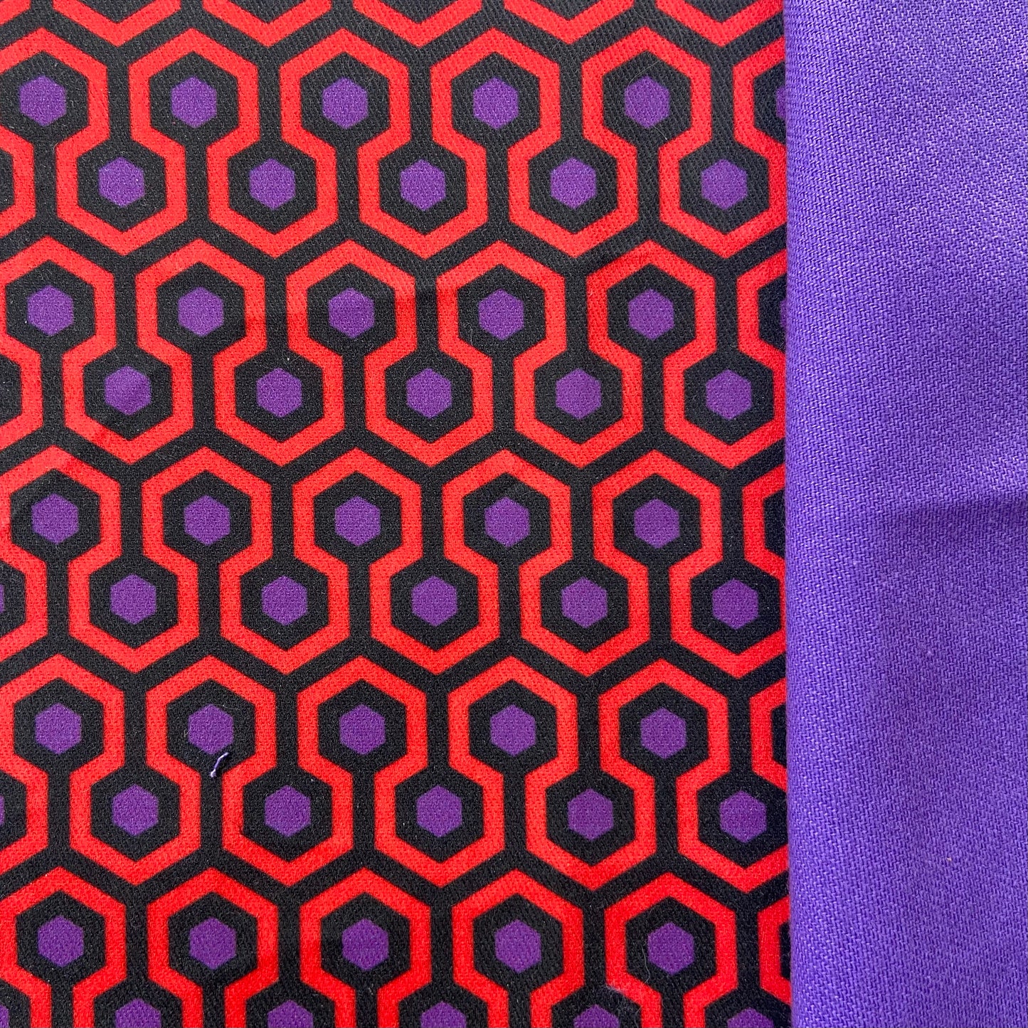 Sergé de coton imprimé motif nid d'abeille Shining noir et violet sur fond rouge vif motif vintage rétro années 70 géométrique et psychédélique 
