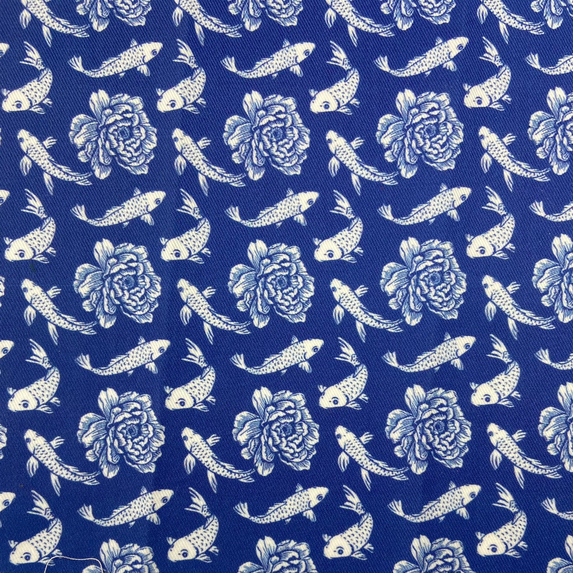 Sergé de coton imprimé motif poisson japonais et nénuphar blancs sur fond bleu Klein Majorelle bleu roi Indigo Koi fish pond Japan  