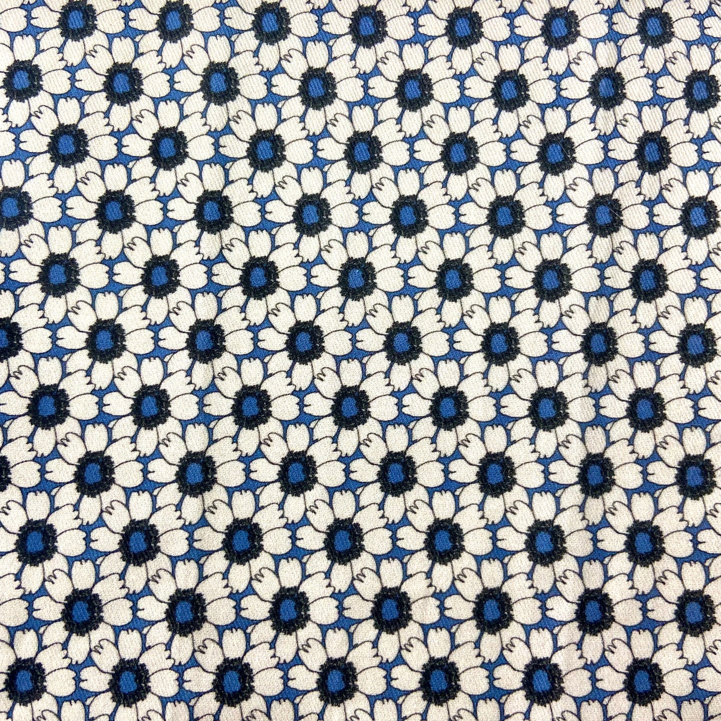 Sergé de coton imprimé à motif fleuri fleurs blanches écru sur fond bleu asters marguerites dahlias bleu roi romantique régulier élégant 