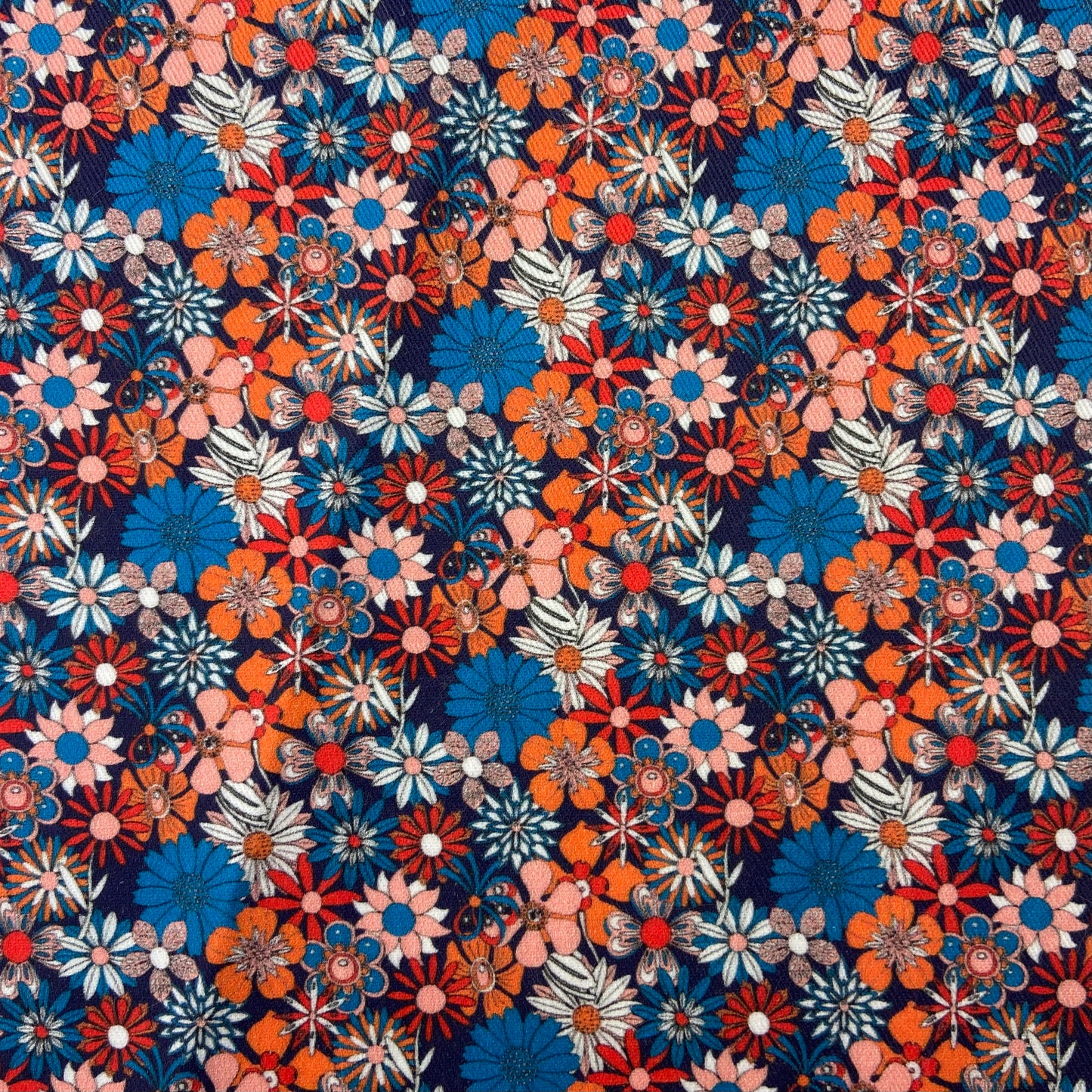 Sergé de coton imprimé motif fleurs colorées orange rouge bleu roi fond bleu marine années 70 rétro vintage psychédélique asters marguerites pétales couleurs vives 