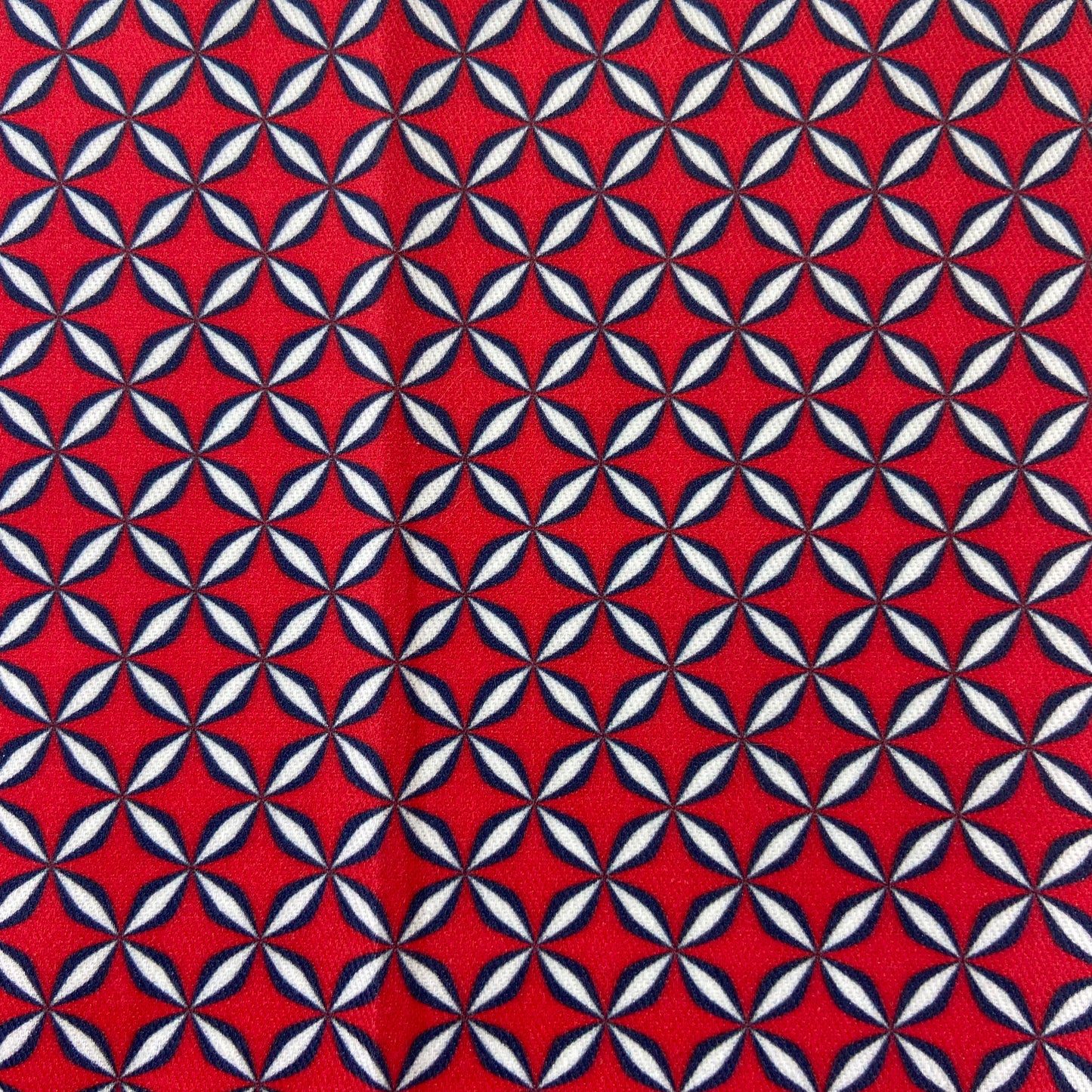 Sergé de coton imprimé motif vintage rétro années 60 blanc et marine sur fond rouge classique géométrique années 50 mid-century 