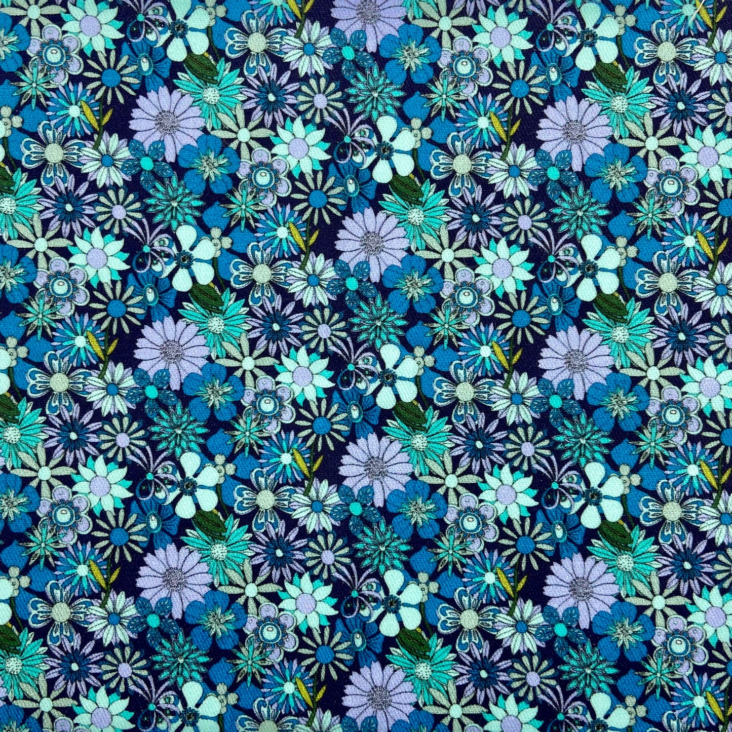 Sergé de coton imprimé motif fleurs camaieu de bleus bleu paon mauve turquoise fleurs asters marguerites fond marin années 70 vintage rétro coloré vif 