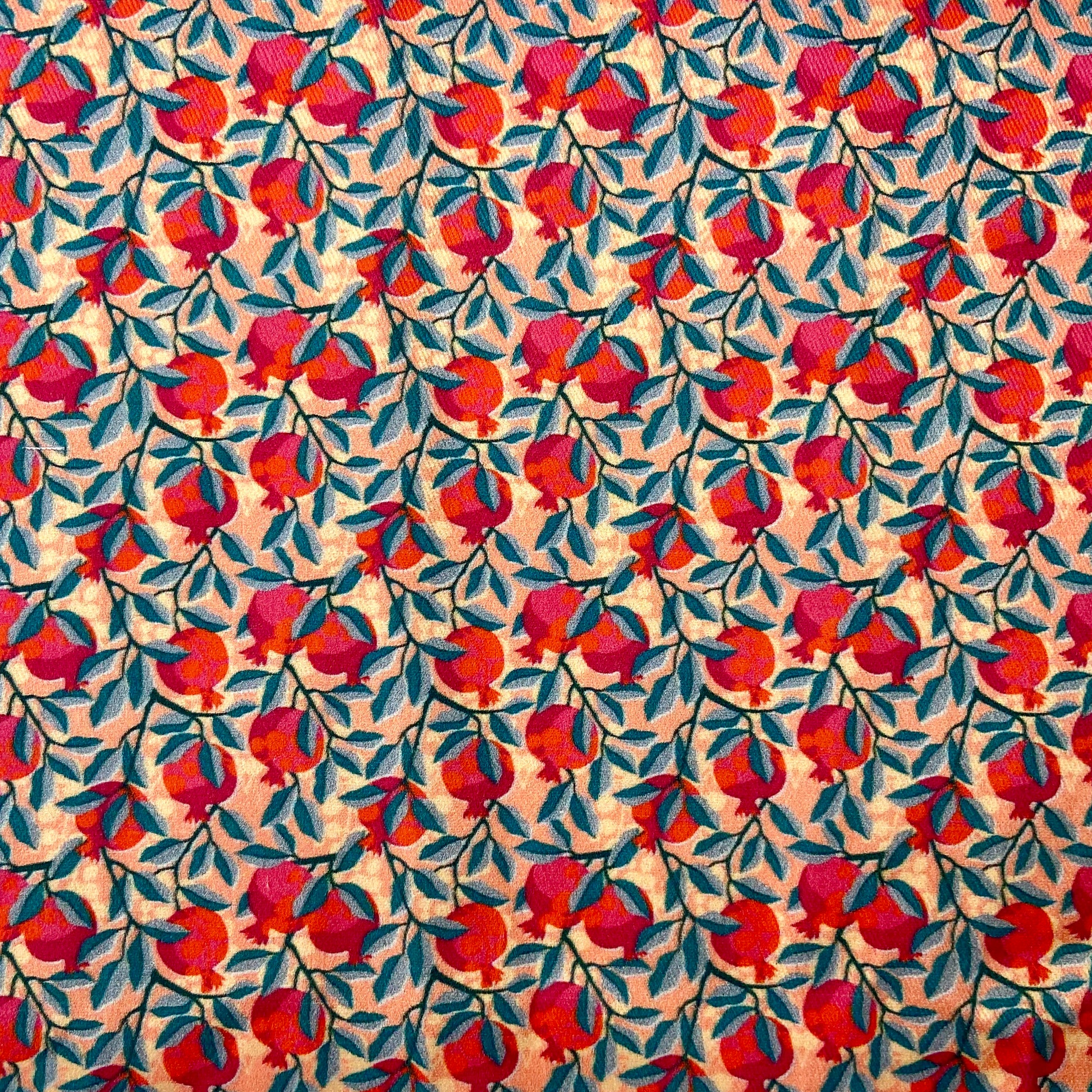 Sergé de coton imprimé motif grenades rouge orange et rose fuchsia sur fond corail feuilles bleues petits motifs adorables fleurs feuilles fruits gai coloré 