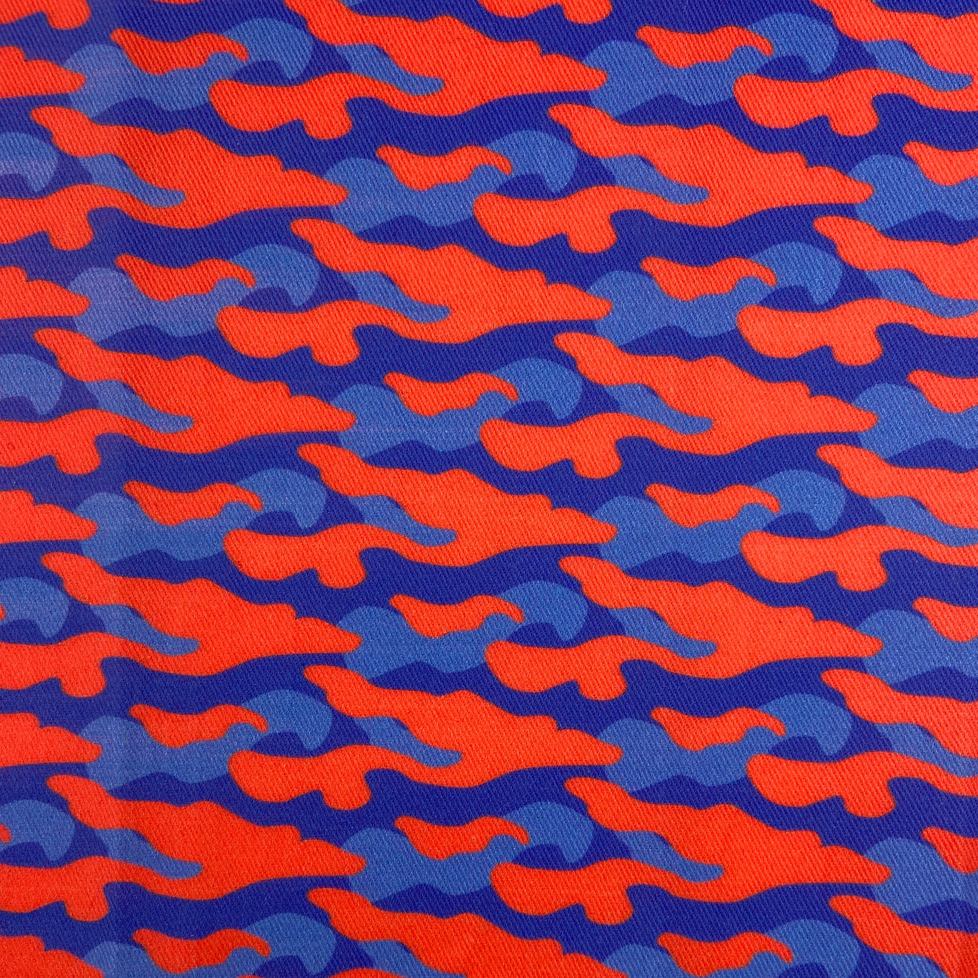 Sergé de coton impression camouflage pop plu taches orange vif bleu roi et bleu Klein indigo bleu royal camo pattern pop fluo vivid flashy armée army militaire années 80 