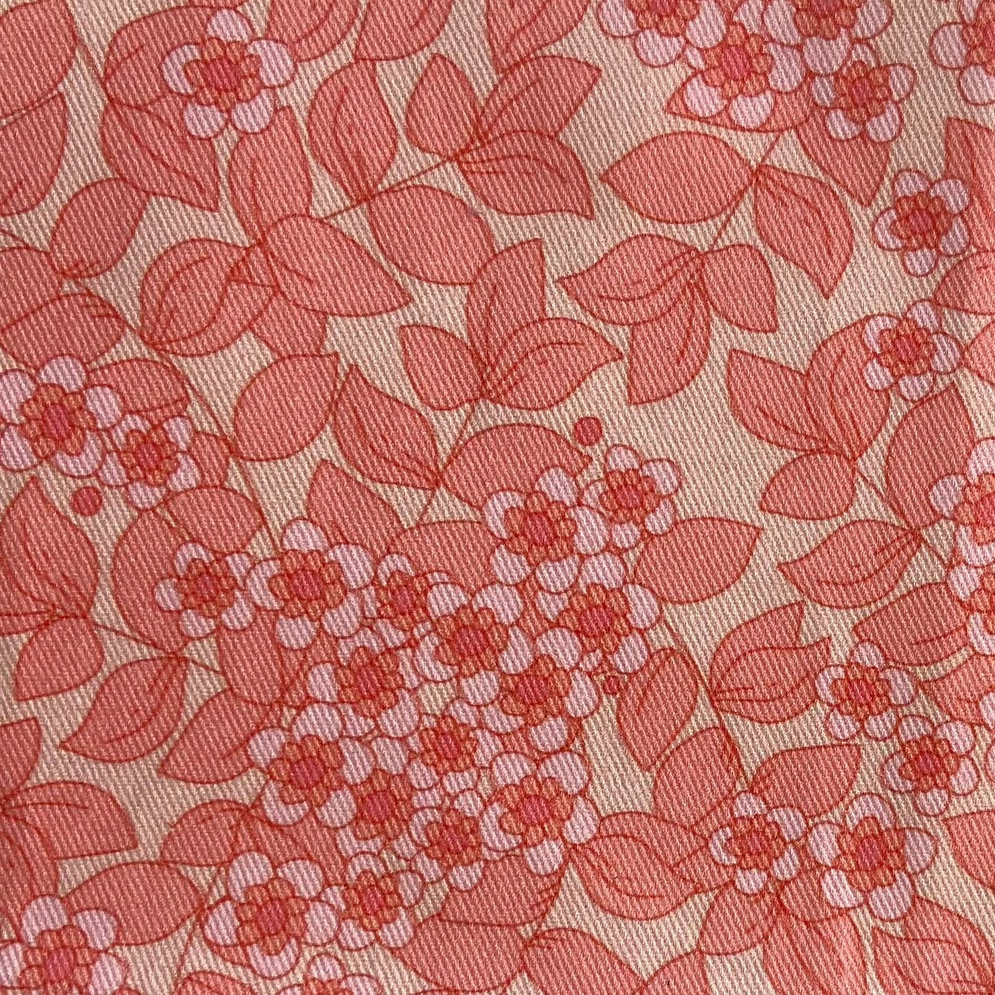 Sergé de coton imprimé motif fleuri sur fond rose saumon fleurs feuilles ton-sur-ton romantique vintage classique 