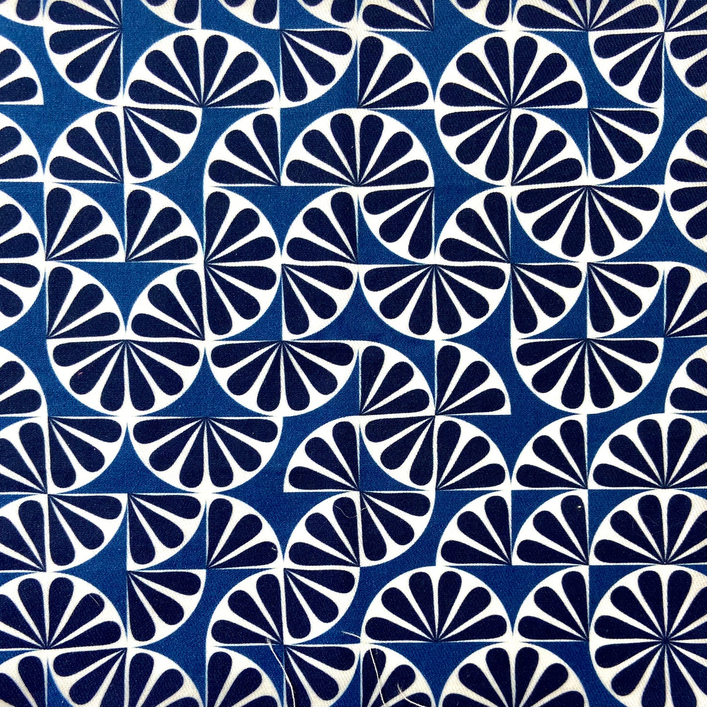 Sergé de coton imprimé motif French Riviera éventail marine et blanc sur fond bleu indigo motif vintage rétro années 60