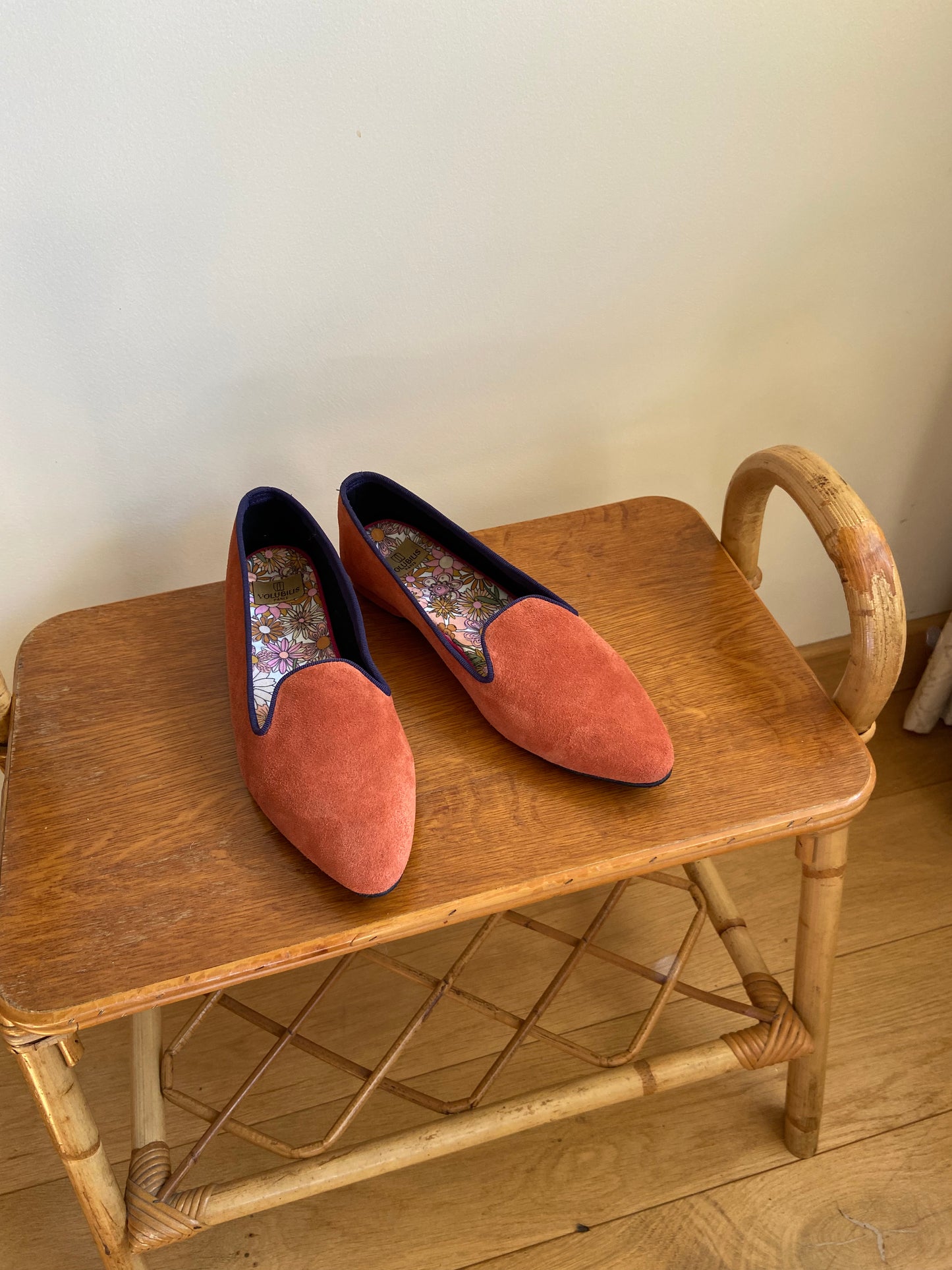 Slippers VOLUBILIS PARIS en cuir de couleur fauve et fabriqués en France, pour allier confort et élégance à la maison.