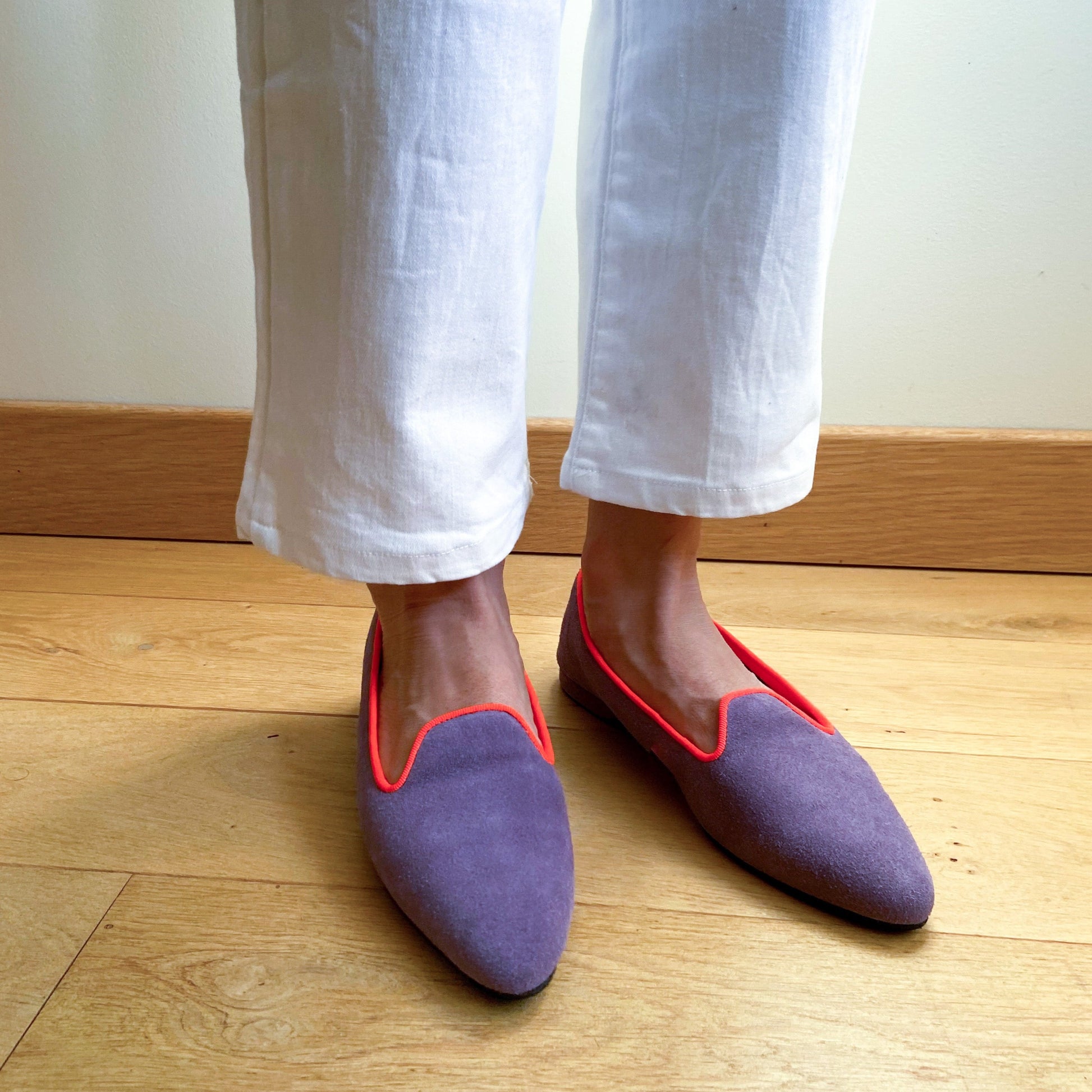 Slippers VOLUBILIS PARIS en cuir de couleur lilas, pour allier confort et élégance à la maison.