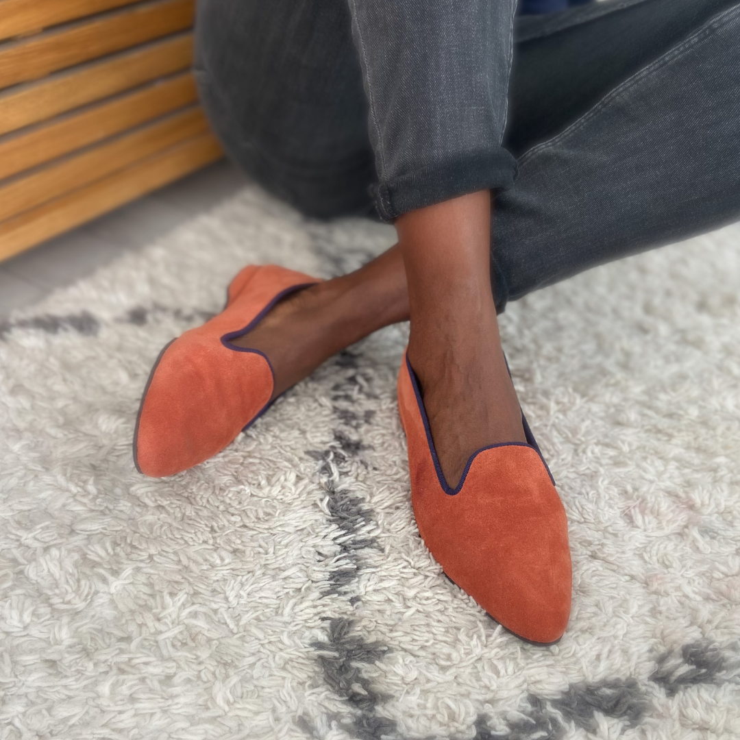 Slippers VOLUBILIS PARIS en cuir de couleur fauve, pour allier confort et élégance à la maison. 