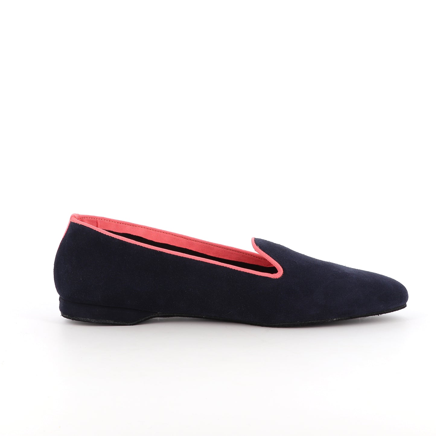 Slippers VOLUBILIS PARIS en cuir de couleur marine et fabriqués en France, pour allier confort et élégance à la maison.